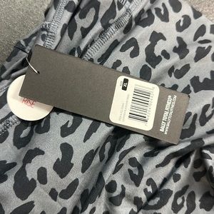 Cheetah print ankle leggings with pocket
